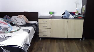 Sexy ehefrau trainiert zu hause nackt.
