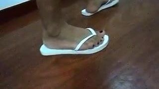 Pies latinos en chanclas blancas