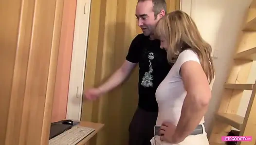 Geile oma mit dicken möpsen bekommt ihre haarige muschi bedeckt