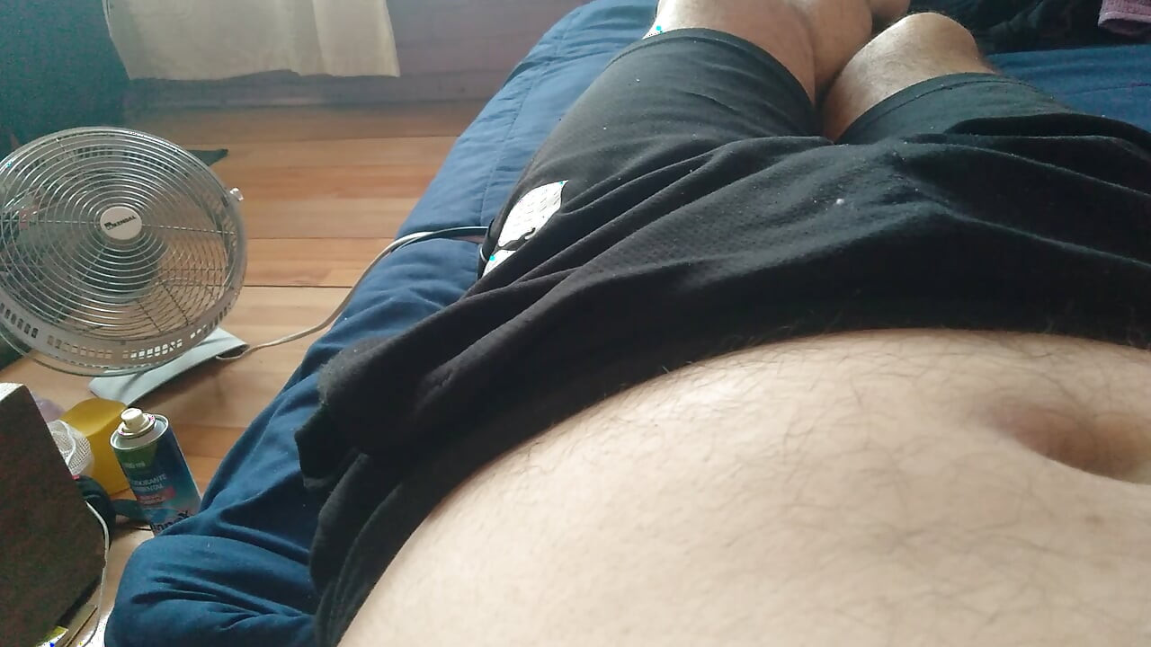 ชายหนุ่มอยากให้ผู้ชายจูบควยใหญ่ของเขา