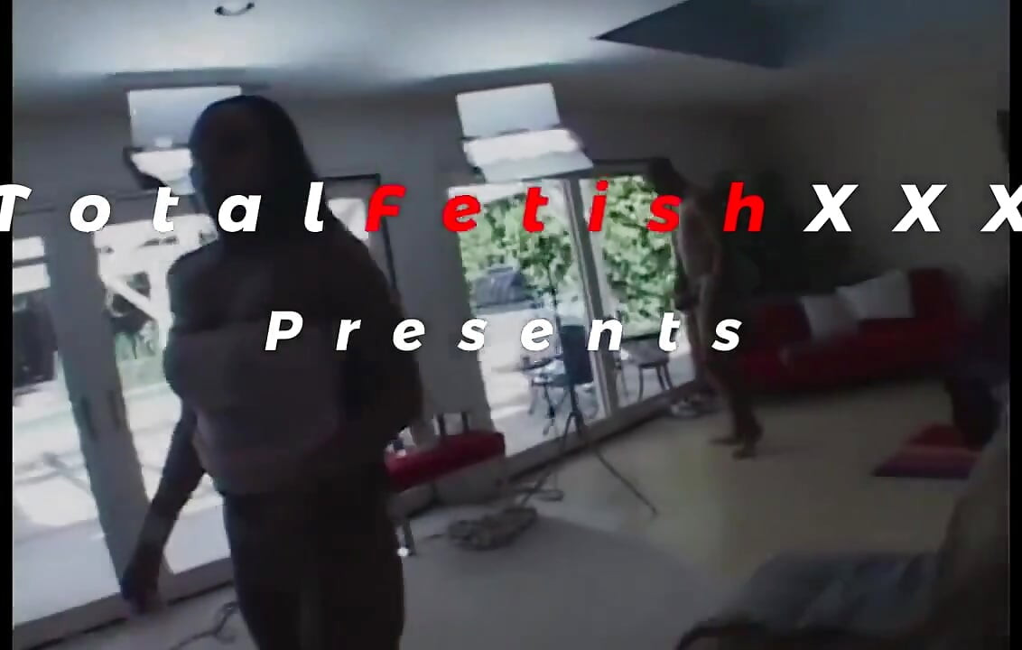 Ella deja que el trasero de burbuja deje de hablar mientras se pone a cuatro patas y deja que el gran pene de cada chico se corra en ella y le haga cosquillas