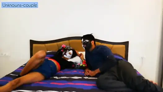 Üvey kız kardeş üvey erkek kardeşine hayranlığını paylaşması ve seks yapıyor