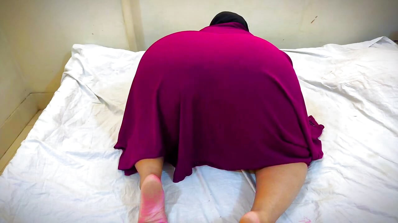 Dulce y hermosa joven iraní con gran culo y coño ancho en hotel árabe para sexo