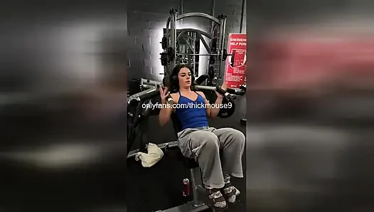 Ups im Fitnessstudio: Kaum legal versehentlich die muschi des mädchens während des trainings bloßzustellen!