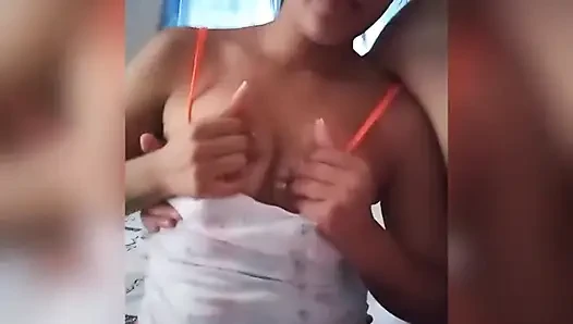 Kocası dışarı çıktığında çok dikkatli giriyorum ve karısını sikiyorum