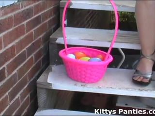 Vieni ad aiutarmi a cacciare le uova di Pasqua nel cortile sul retro