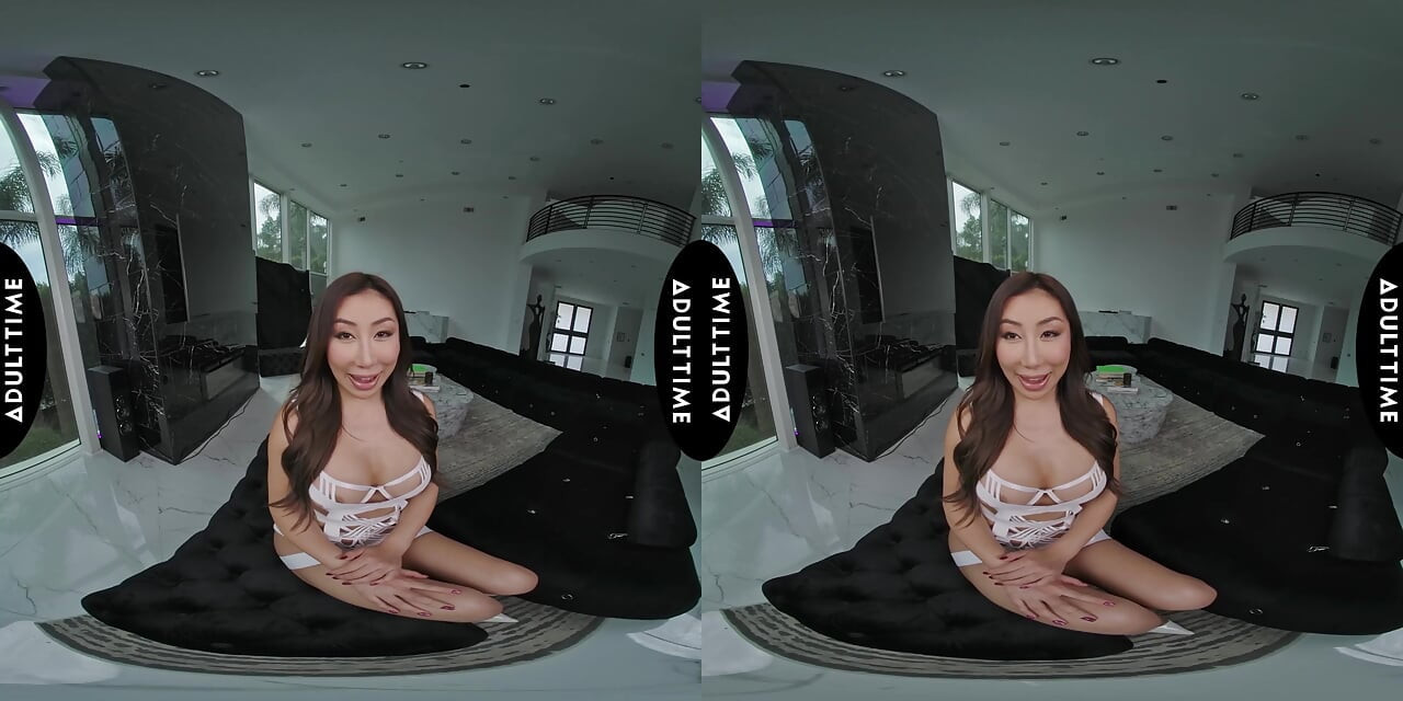 IZBLIZA VR - Nicole Doshi preuzima kontrolu u kaubojki vr pov sa intenzivnom vožnjom velikih sisa