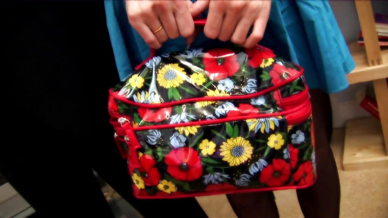 Kita perlu membumbui seks kita. Menurutmu cinta segitiga akan cukup baik?