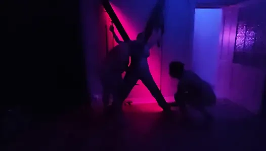 Gangbang bdsm hardcore. Pria ngentot wanita yang diikat dengan rantai dan ranjang.gangbang.