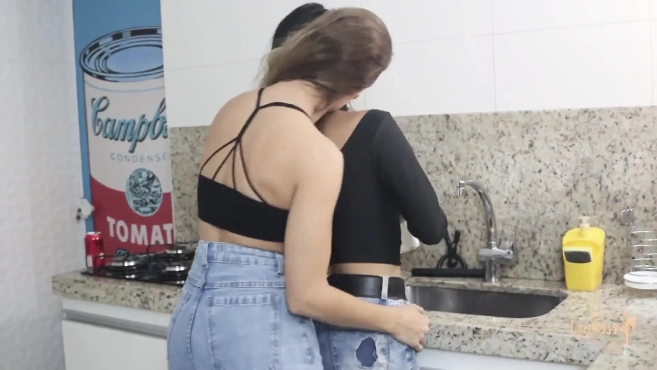 两个女孩在激烈的接吻中摩擦牛仔裤