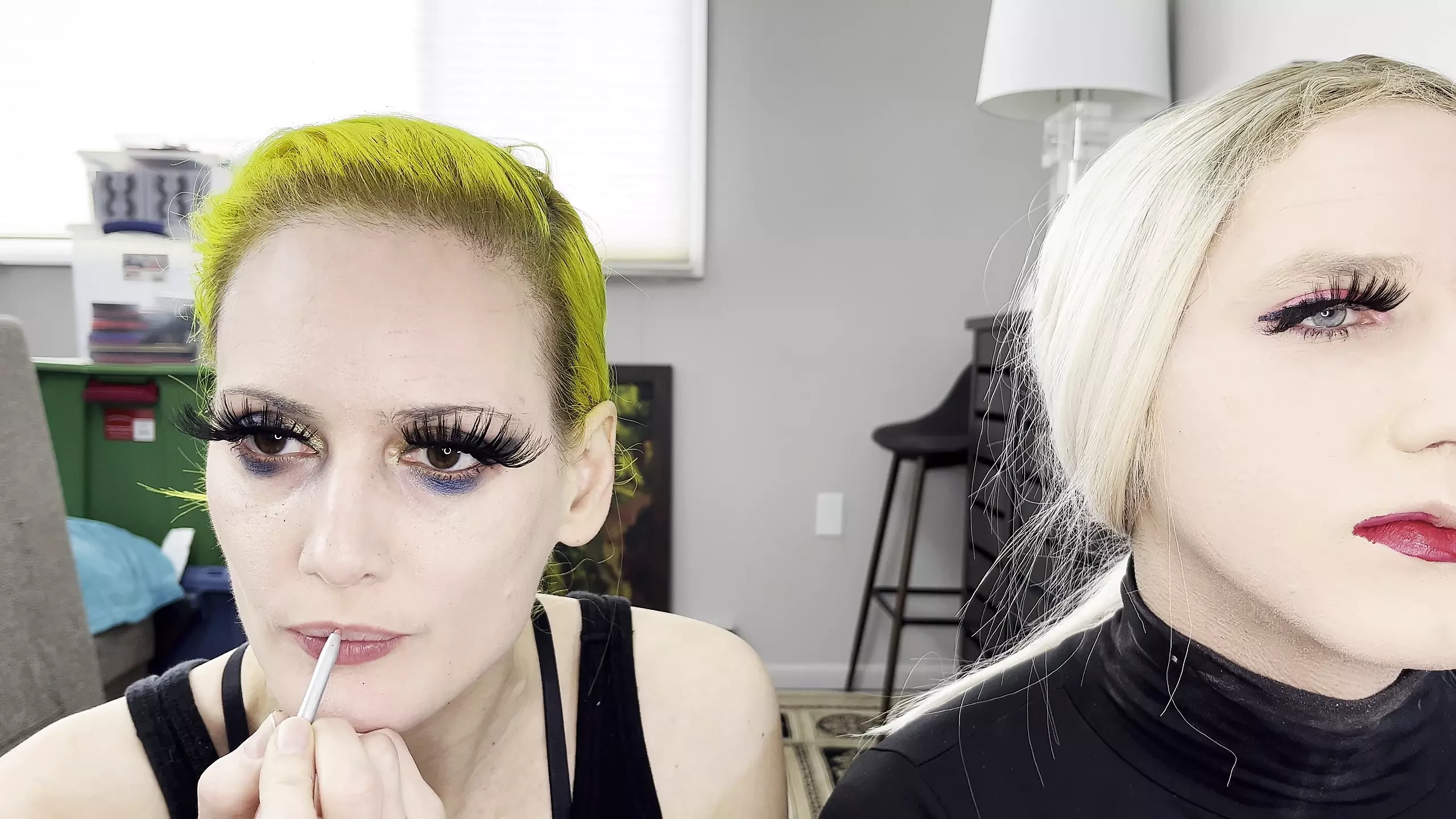 Drag Queen và người phụ nữ biến đổi trang điểm - mascara, hàng lông mi giả, son môi