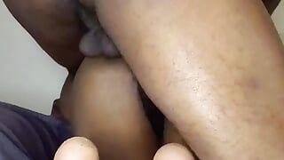 Une étudiante indienne sexy avec un court-métrage sexy se fait lécher le meilleur trou du cul et se fait baiser brutalement en levrette sur le canapé