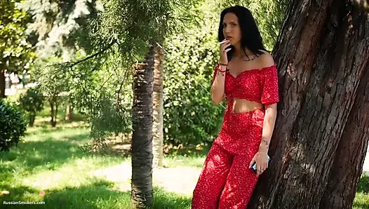 Si cewek cantik rusia yang menggoda lagi asik merokok di luar ruangan