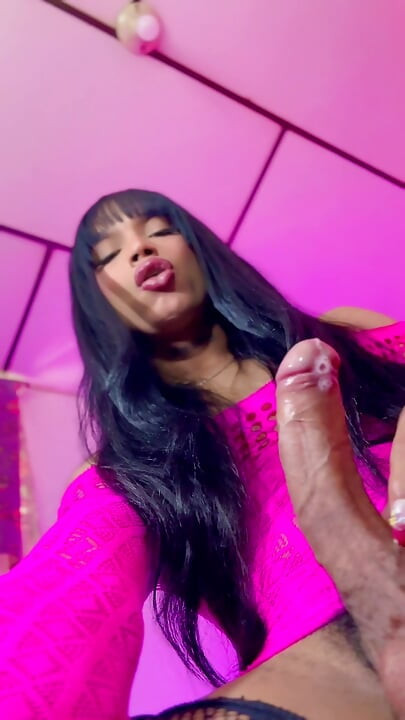 Eu faço uma grande bagunça de leite em minhas unhas