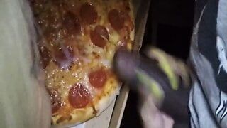 Repartidor de pizza alimenta a mi esposa con un poco de semen