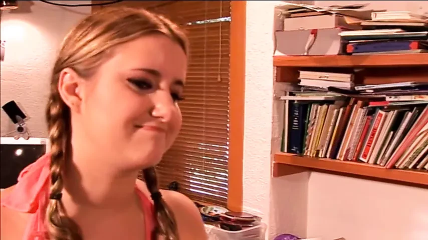 Dầy tuổi teen chews trên mỡ vòi nước và được cô ấy lớn âm đạo fucked trên đi văng