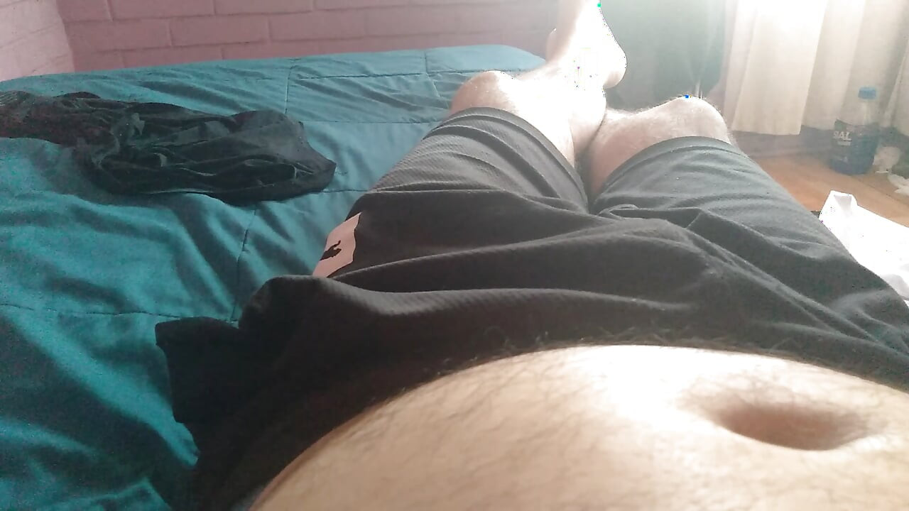 Grote pik nodigt je uit om al zijn sperma door te slikken