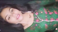 Cô gái Bangladesh sexy khoe ngực trên video trực tiếp