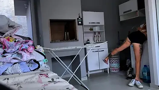 Горячая жена показывает, ухаживая за домом
