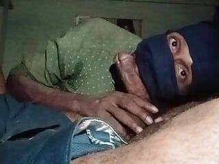 Индийка дези-гей принимает сперму в рот от большого члена AssamSexking в его собственном доме