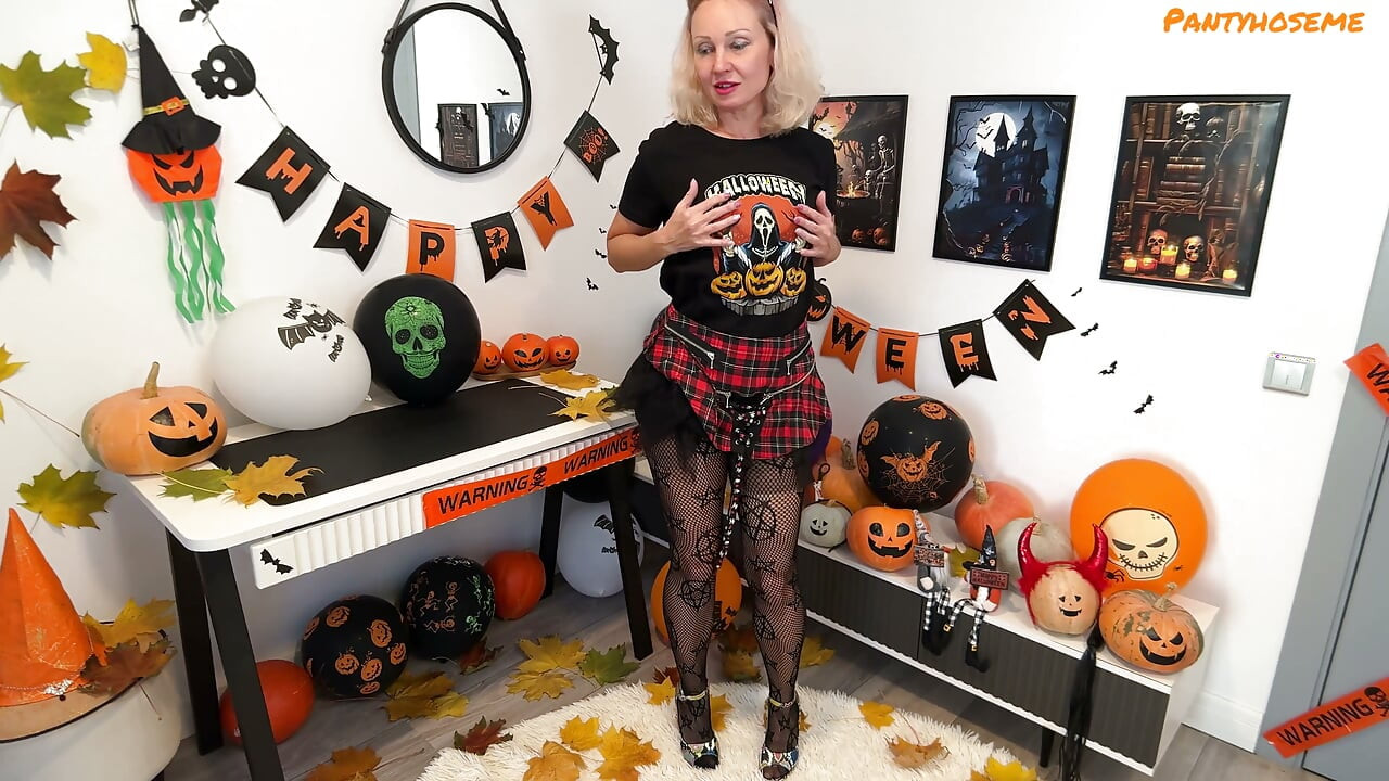 Diabinha Loira Safada Foxy Love Rasga sua Meia-calça Arrastão Preta e Fode sua Buceta no Halloween