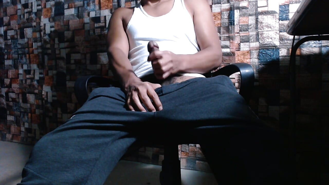 Un homme solo en tenue sportive atteint l’orgasme