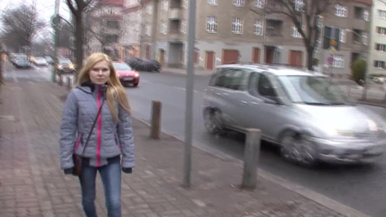 痩せたドイツのティーンエイジャーが激しいセックスの後にフェイシャルを受ける