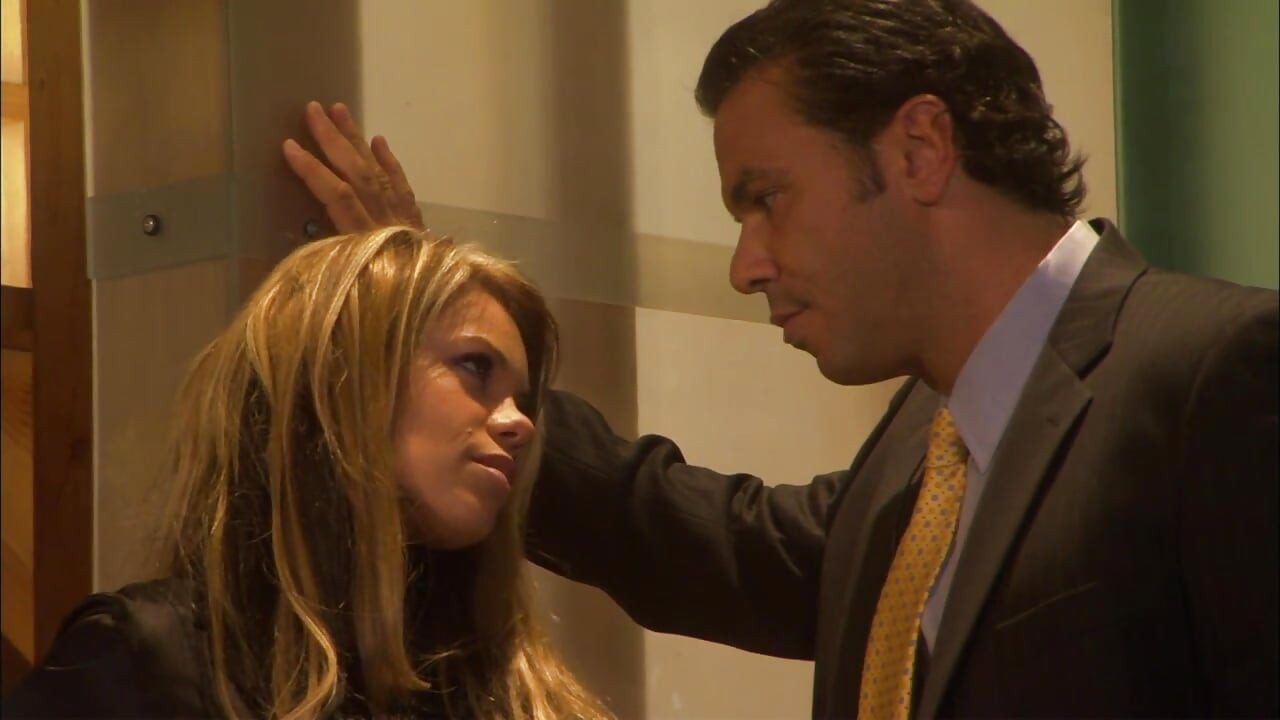 Büyük memeli mükemmel sarışın aşık...