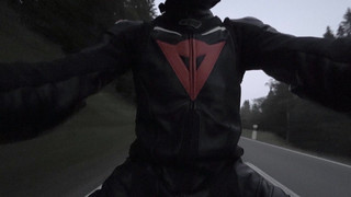 Un motard de Dainese a crémé son gant