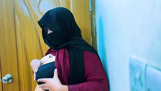 Mısırlı ateşli hizmetçi süper azgın oluyor ve ofis odasında mastürbasyon yapmaya başlıyor ve patron onu görünce elle muameleye başlıyor