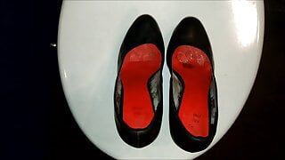Arkadaşın karısından pis topuklu ayakkabılara boşalmak