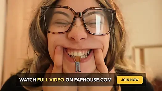 Riesin stiefschwester gesichtsfetisch, sie macht Sensen, Ahegao, gesichter und alberne ausdrücke für ihren kleinen stiefbrud, während er