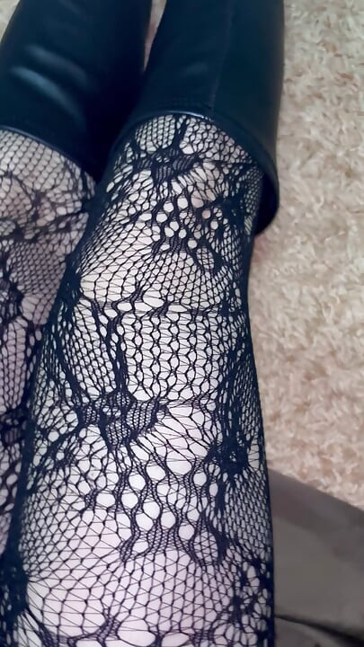 Seksi çoraplı ve çizmeli bacaklarımla oynuyorum