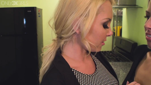 Лесбиянки Aaliyah Love и Zoey Monroe