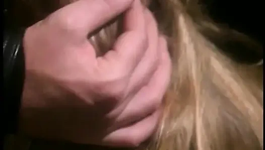 Пожилой лысый мужик обожает трахать тугую маленькую анус этой великолепной молодой блондинки