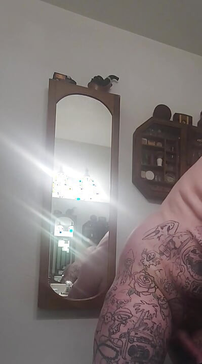 Punheta de pica branca grande tatuada