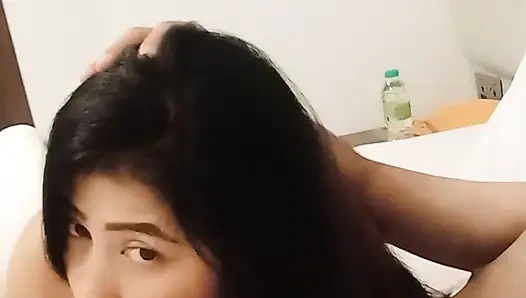 18 yaşındaki kız arkadaşım benimle aynı şirkette çalışıyor, bu yüzden bazen özel yapmak için dışarı çıkıyoruz