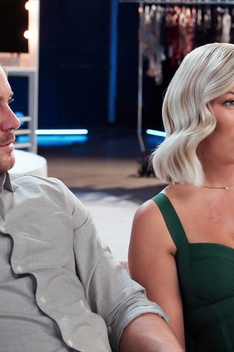 Soția blondă sexy Candice ține mâna soțului în timp ce ia o neagră monstruoasă