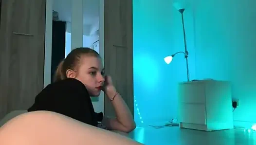 Jucielussie lutscht dildo und sexy doggystyle