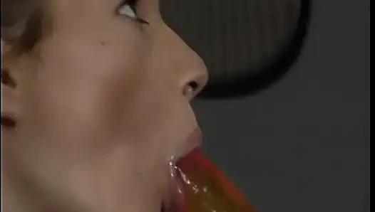 2 cewek imut rambut cokelat yang lagi sange berat, cewek penggoda ini ngebukain pelatihnya nonton aksi lesbian mereka di ruang ganti
