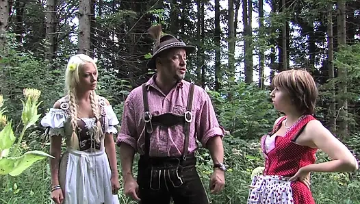 Возбужденных девушек трахают по очереди после того, как сосут член на лодке