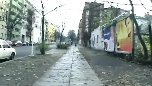 Блондинка раздвигает мокрую киску, пока ее жестко трахают