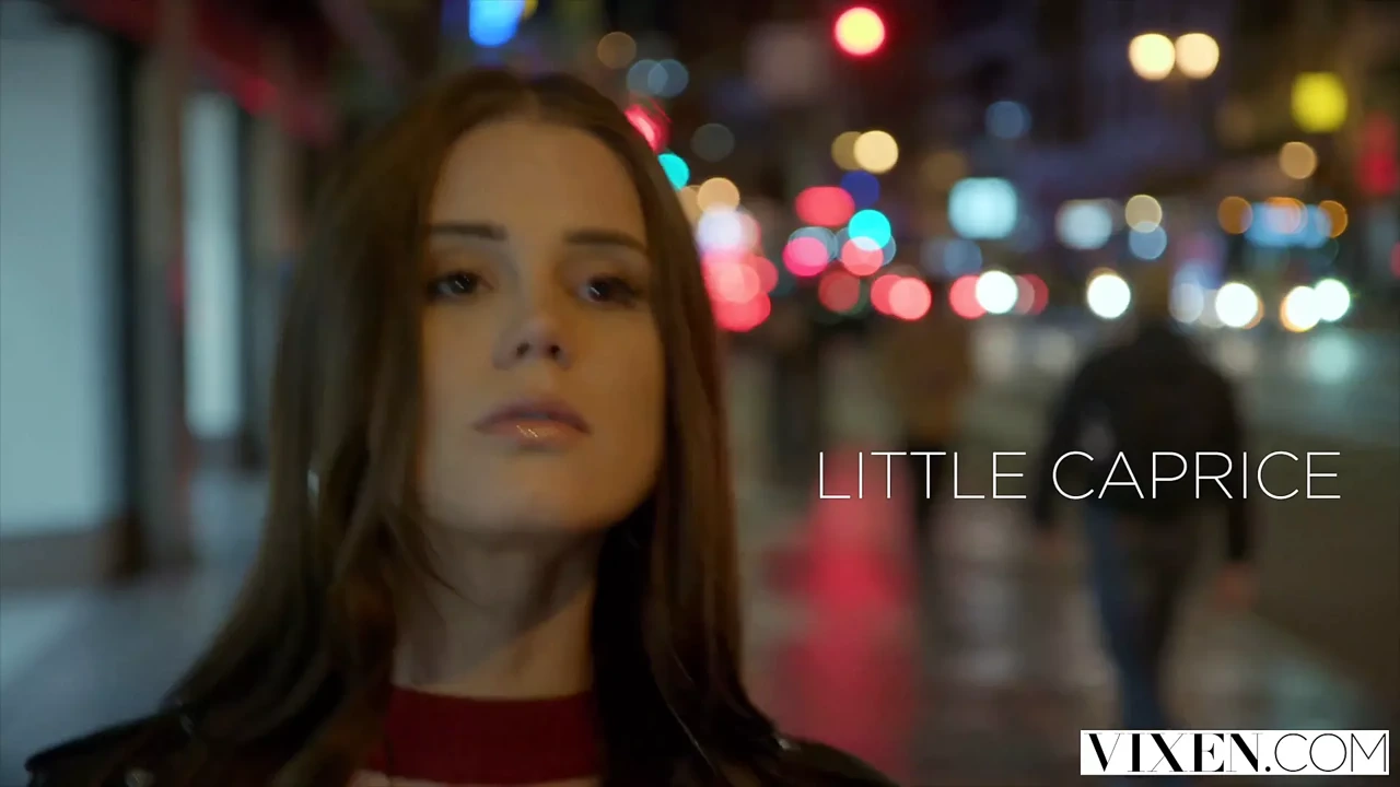 Vixen Little Caprice给她的男人一个性感的惊喜