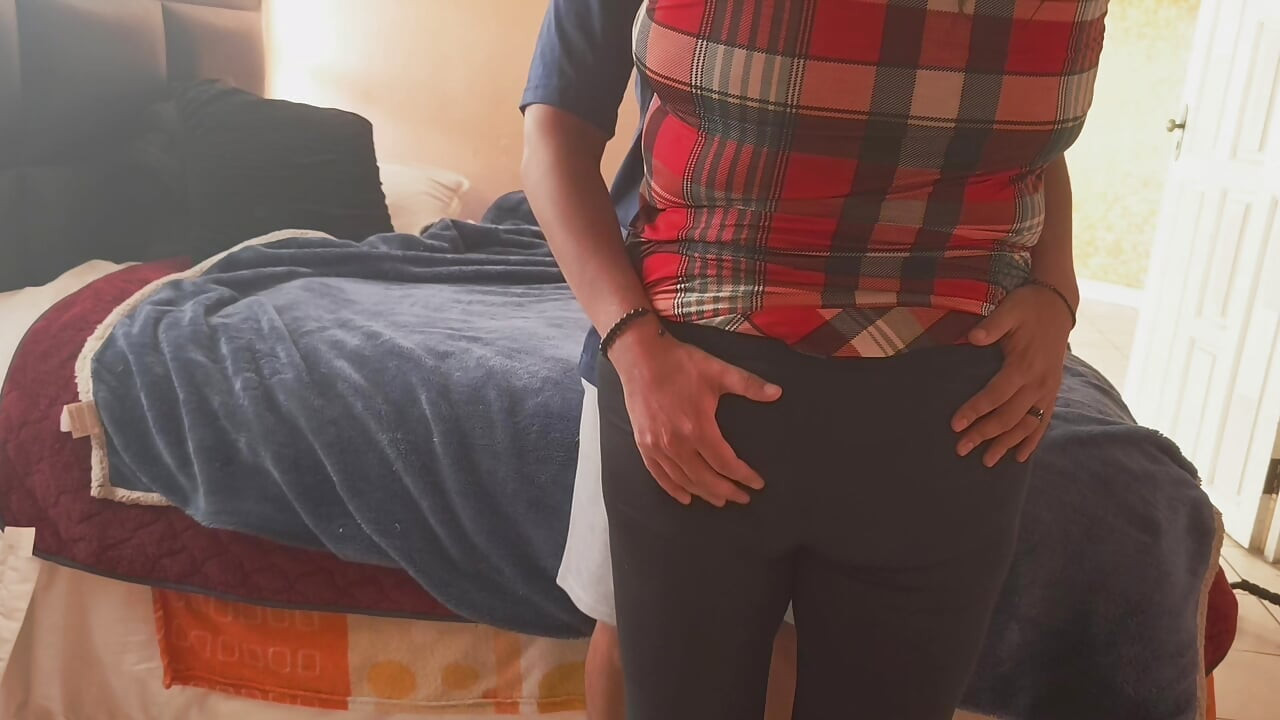 Donne-moi tout ton lait s’il te plaît, j’ai faim ! La mère de mon ami veut du sexe