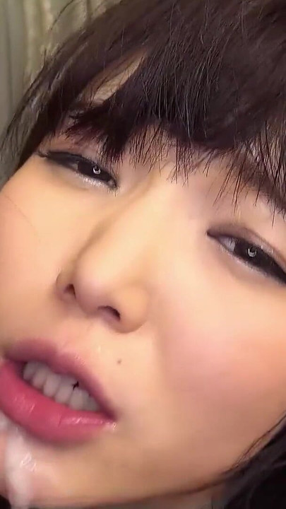 Nezaboravni trenutak od "Mršava japanska polusestra sa mini sisama dobija prvo svršavanje po faci i creampie u necenzurisanoj trojci MMF-a"