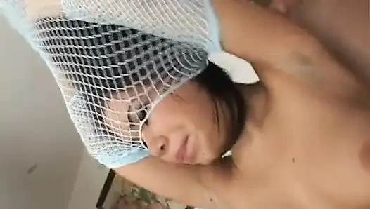 Cewek manis rambut cokelat dengan atasan jala putih dicrot sperma setelah ngentot super hot di sofa