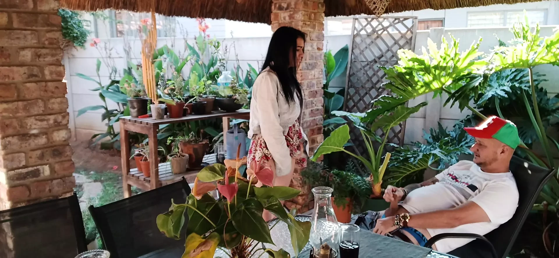 Melancap dengan isteri jiran saya di luar di teres