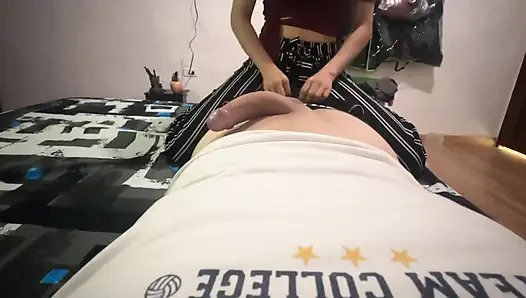 Genç kız bana sakso çekiyor, böylece kirasını ödeyeceğim
