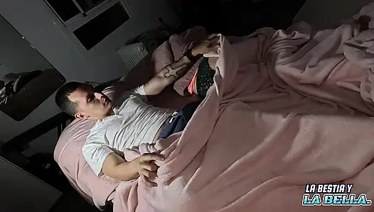 Odada arkadaşımla yalnızdık ve onun ıslak ve sıkı amını siktim