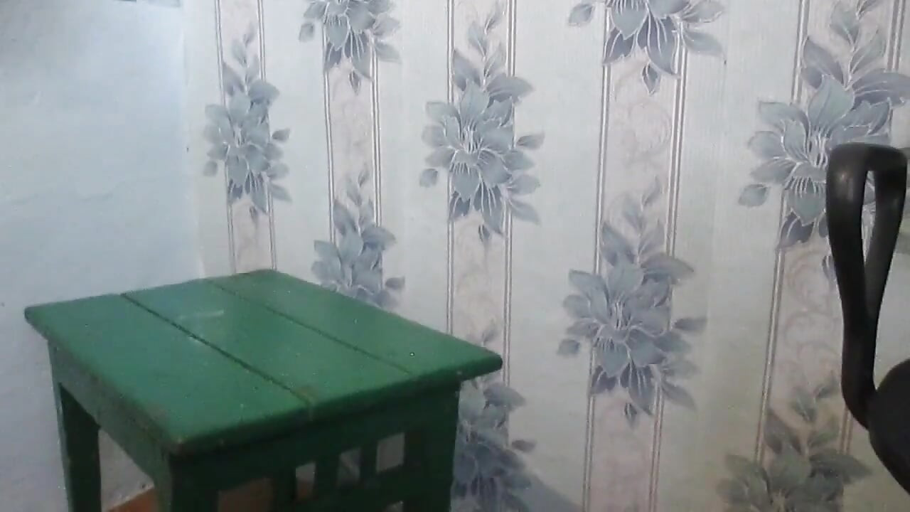 הכלבה מזיינת את עצמה בפעם הראשונה עם אצבע בתחת